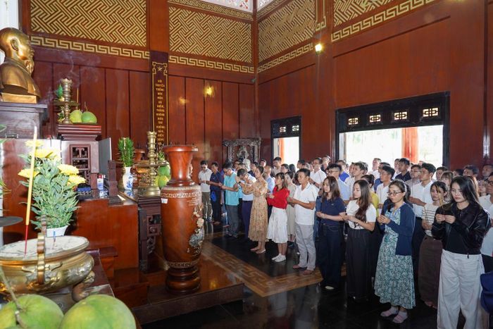 Các học viên thực hiện nghi thức dâng hương, tưởng niệm các anh hùng liệt sĩ đã hy sinh vì độc lập, tự do của Tổ quốc.