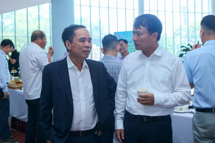 TS Nguyễn Quốc Thập - Chủ tịch Hội Dầu khí Việt Nam (bìa trái) trao đổi với các đại biểu bên lề hội thảo.