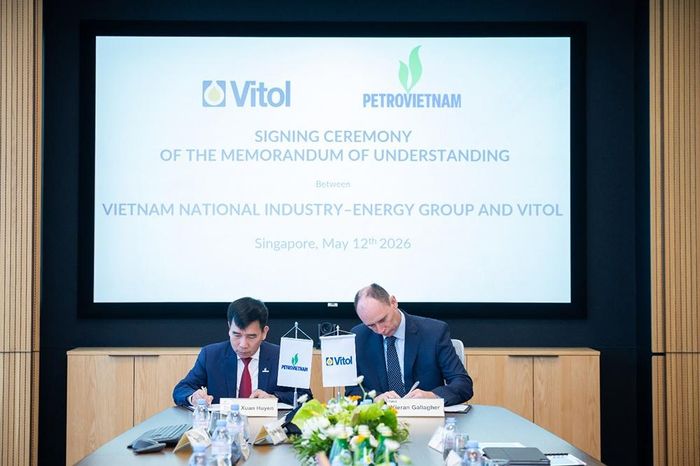 Phó Tổng Giám đốc Petrovietnam Lê Xuân Huyên ký kết biên bản ghi nhớ hợp tác với đại diện Vitol