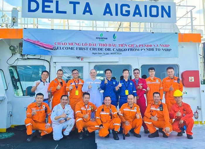 Đại diện PVNDB, NSRP và các đối tác trên tàu vận chuyển lô dầu thô đầu tiên do PVNDB thu xếp cung cấp cho NSRP tháng 5/2026
