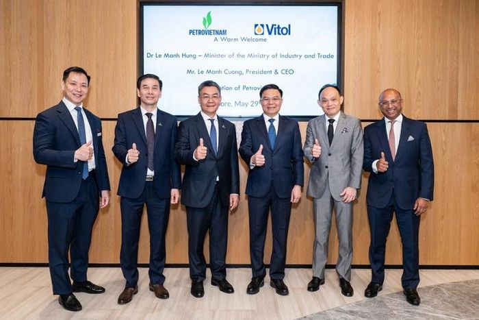 Bộ trưởng Bộ Công Thương Lê Mạnh Hùng, Tổng Giám đốc Petrovietnam Lê Mạnh Cường, Giám đốc PVNDB Nguyễn Duyên Cường và các đối tác quốc tế của Petrovietnam trong chuyến công tác tại Singapore tháng 5/2026