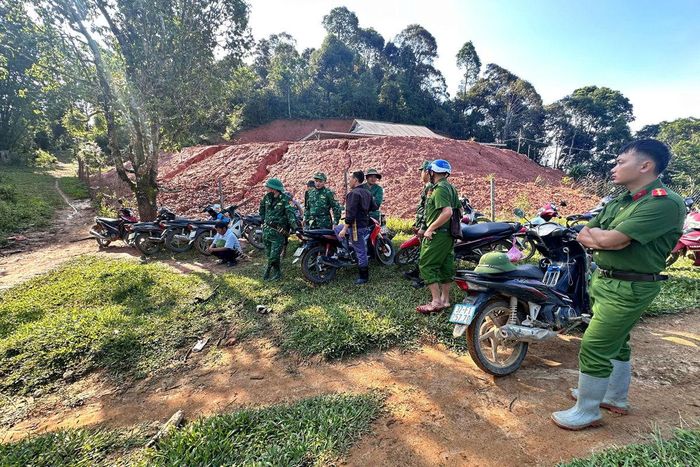 Lực lượng chức năng và người dân vượt địa hình rừng núi, mở rộng phạm vi tìm kiếm cụ ông mất tích.