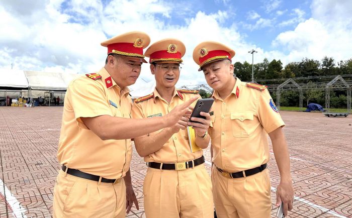 CSGT Công an tỉnh Đắk Lắk khuyến cáo tài xế di chuyển trên Quốc lộ 26