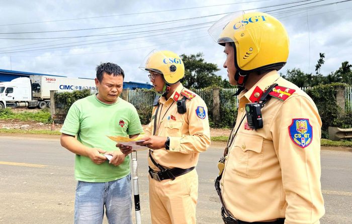 CSGT hướng dẫn tài xế di chuyển trên Quốc lộ 26