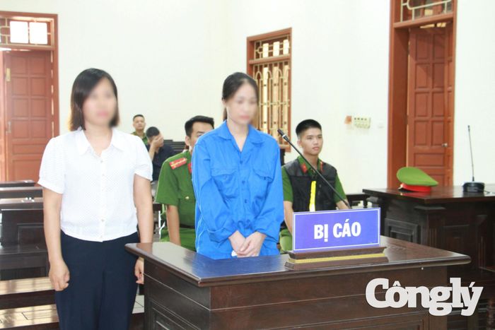 Hai bị cáo Trần Thị Hoài Thu và Phạm Thị Hiền tại phiên tòa sơ thẩm.