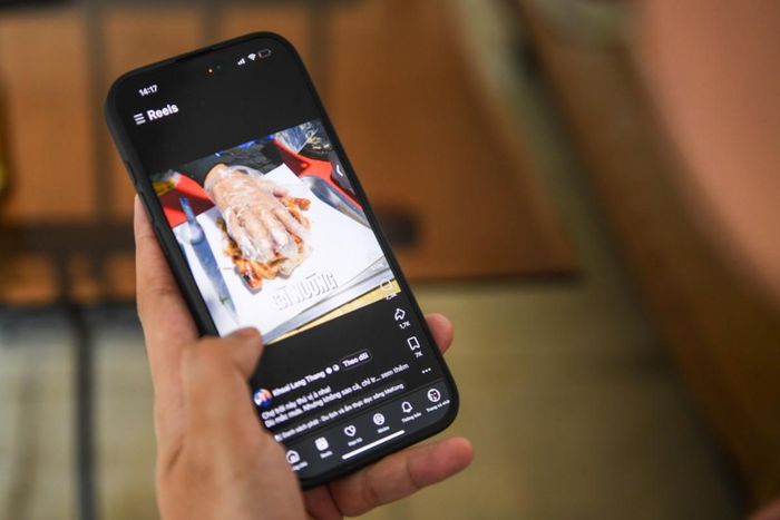 Nghiện video ngắn kéo theo một chuỗi suy kiệt toàn diện về thể chất lẫn tinh thần. Ảnh: Nguyễn Huế