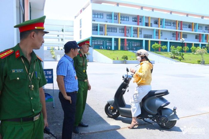 Theo Bộ GD-ĐT, buổi làm thủ tục dự thi chiều 13/8 diễn ra an toàn, nghiêm túc, đúng quy chế. Ảnh: Thanh Hùng