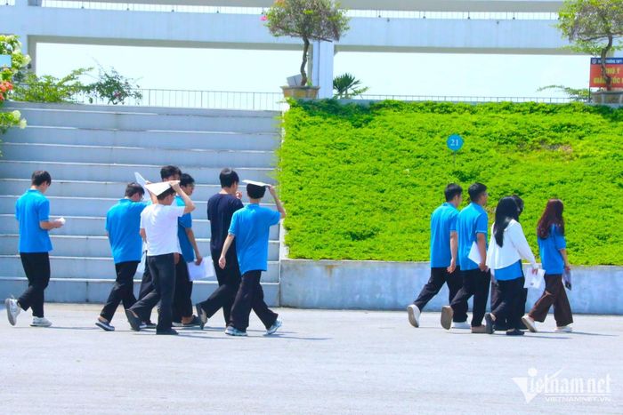 Thí sinh Điểm thi Trường THPT Chuyên Tuyên Quang tại buổi làm thủ tục thi lại. Ảnh: Thanh Hùng.