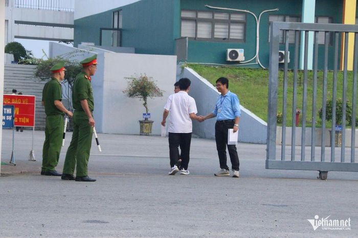 Nhiều thí sinh đến sớm, sẵn sàng cho môn thi lại đầu tiên, Ngữ văn, trong kỳ thi lại tốt nghiệp THPT năm 2026 tại điểm thi Trường THPT Tuyên Quang. Ảnh: Thanh Hùng