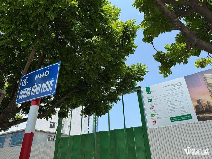 Cổng công trường dự án trên mặt đường Dương Đình Nghệ.