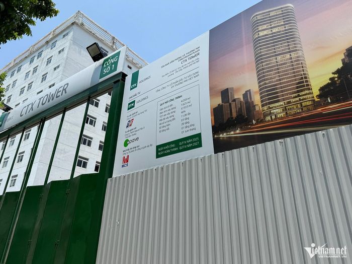 Sau nhiều năm chậm triển khai và quây tôn, dự án Constrexim Plaza tại Khu đô thị mới Cầu Giấy (Hà Nội) đã được CTX Holdings khởi động lại với tên thương mại CTX Tower. Ảnh: Duy Anh