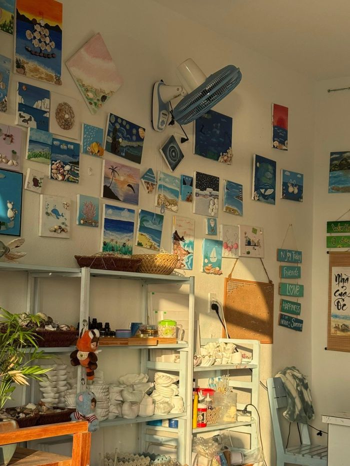 Mỗi góc nhỏ đều được Quang tỉ mỉ trang trí, để ngôi nhà mang hơi thở của vùng biển