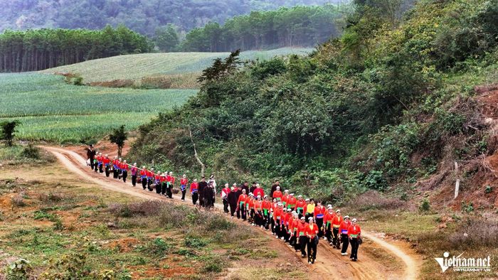 Đoàn rước dâu nhà trai di chuyển sang nhà gái. Ảnh: N.L