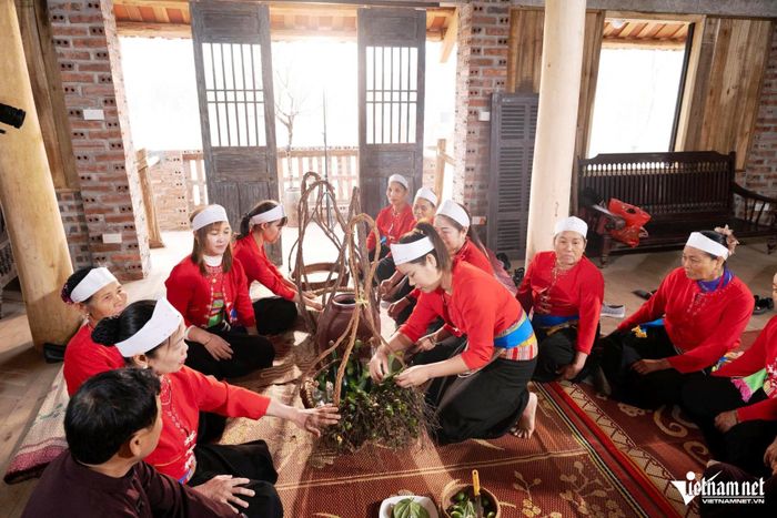 Nhà trai mang lễ vật sang nhà gái để thưa chuyện cưới xin. Ảnh: N.L