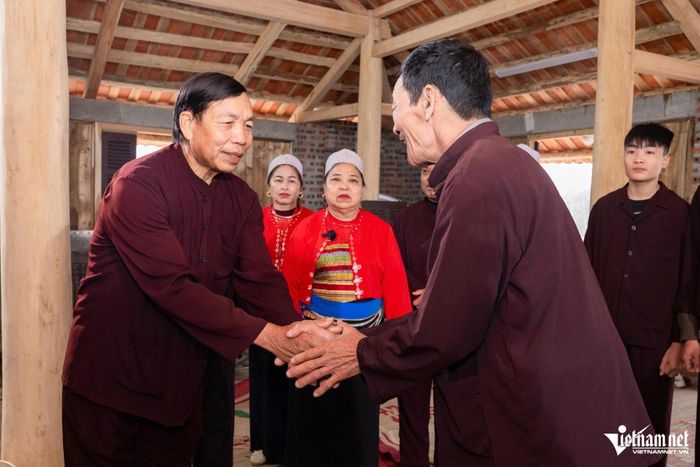 Đại diện nhà trai và nhà gái chào hỏi nhau trong lễ cưới. Ảnh: N.L
