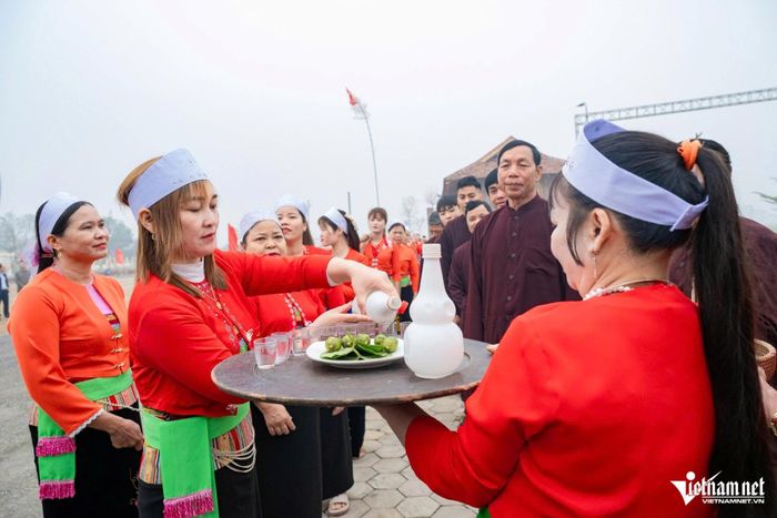 Đám cưới không chỉ là việc kết duyên đôi lứa mà còn là nghi lễ gắn kết cộng đồng sâu sắc. Ảnh: N.L