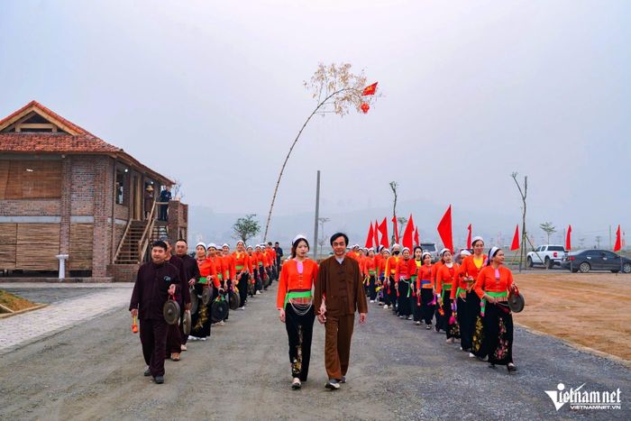 Đoàn rước dâu với trang phục truyền thống của người Mường. Ảnh: N.L