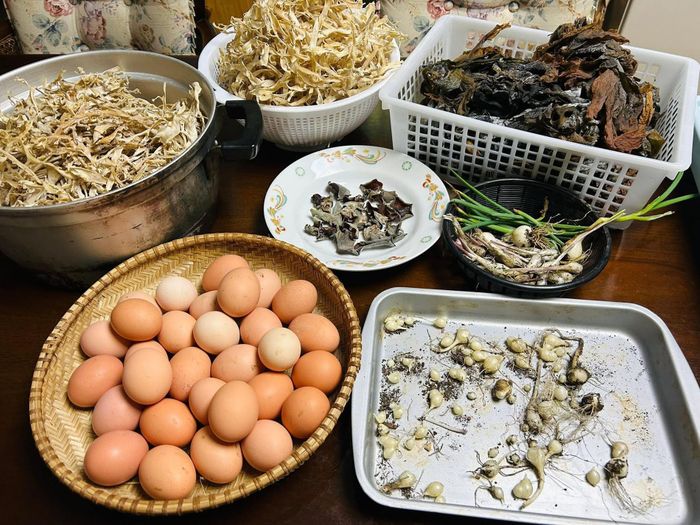 ... và những sản vật thu hái được từ tự nhiên