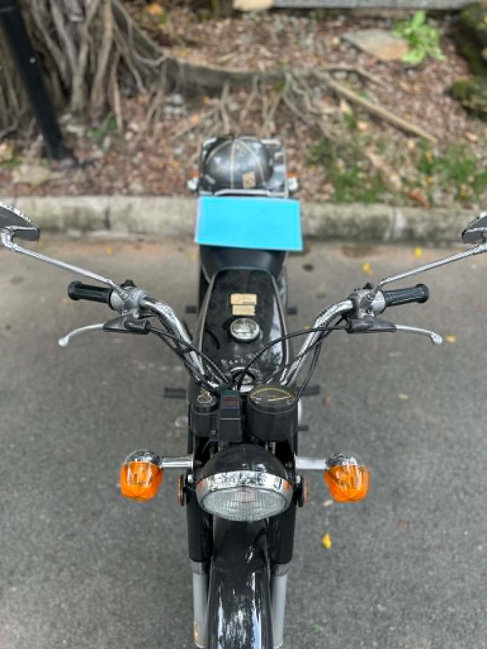 YB125E gây ấn tượng nhờ kiểu dáng gọn gàng, động cơ 2 thì dung tích 123cc và khả năng vận hành linh hoạt.