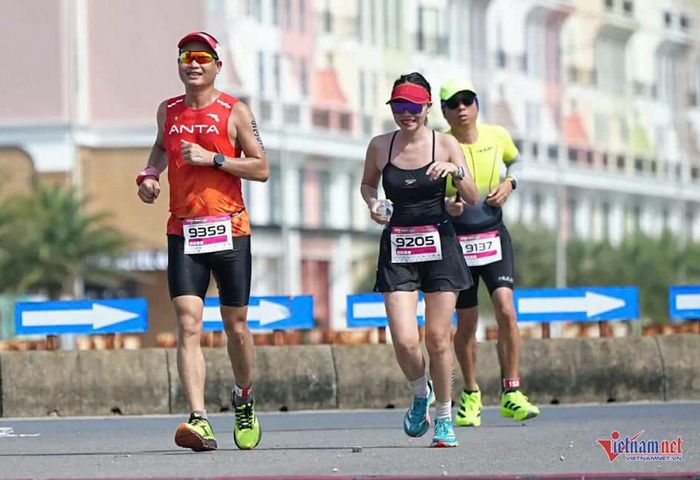 Việc luyện tập cần kết hợp hài hòa giữa các buổi chạy chậm tích lũy sức bền và các bài tập tốc độ. Ảnh: Tuân Nguyễn