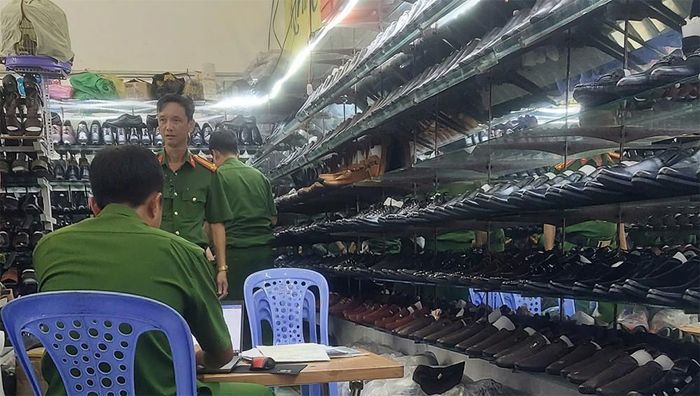 Cơ quan công an kiểm tra tại hộ kinh doanh Phạm Văn Tân. Ảnh: Công an TP Cần Thơ 