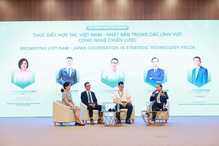Các diễn giả tham gia phiên thảo luận, từ trái qua phải: bà Trần Hương Giang - Chuyên gia Đổi mới sáng tạo và Quản lý dự án thuộc UNDP tại Việt Nam, ông Bùi Hùng Việt - Giám đốc Công nghệ Viettel Software, ông Nguyễn Văn Thuận - Giám đốc Meiko Hightech. Ảnh: Thủy Tiên