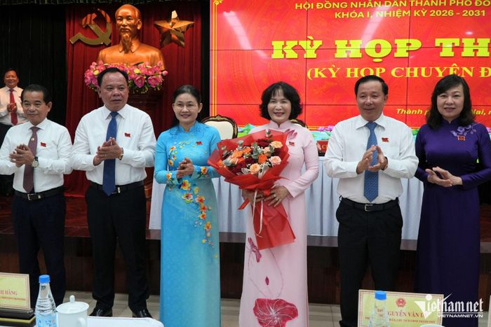 Lãnh đạo TP Đồng Nai chúc mừng tân Phó chủ tịch Nguyễn Thị Cát Tiên. Ảnh: Hoàng Anh