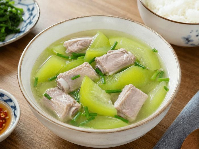 Canh bí xanh nấu sườn. Ảnh minh họa AI