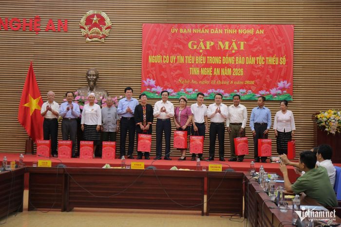 Anh Nguyễn Văn Huấn (thứ 5 từ phải sang) là Người có uy tín trẻ tuổi tại buổi gặp mặt Người có uy tín tiêu biểu trong đồng bào DTTS năm 2026 do UBND tỉnh tổ chức. Ảnh: Thanh Hải