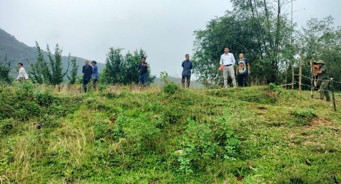 Có những vụ tranh chấp đất đai, Huấn và các thành viên tổ, ban trong xóm kiên trì thuyết phục, vận động mới đi đến kết quả tốt đẹp. Ảnh: NVCC