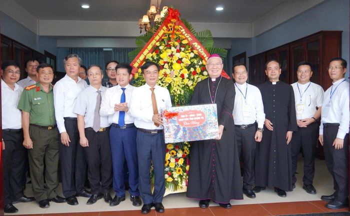 Sáng 13/8, ông Nguyễn Chiến Thắng, Phó Bí thư Tỉnh ủy, Chủ tịch Ủy ban MTTQ Việt Nam tỉnh Quảng Trị đã đến thăm, chúc mừng Đức Tổng Giám mục Giuse Đặng Đức Ngân, Tổng Giám mục Tổng Giáo phận Huế nhân dịp Đại hội hành hương Đức Mẹ La Vang lần thứ 32-năm 2026. Trong ảnh: Lãnh đạo tỉnh Quảng Trị tặng quà, chúc mừng Đại hội Hành hương Đức Mẹ La Vang. Ảnh: Đức Việt
