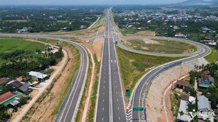 Cao tốc Quảng Ngãi - Hoài Nhơn, một trong những tuyến giao thông góp phần tăng khả năng kết nối khu vực miền Trung. Ảnh: H.N