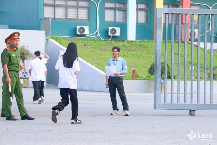 Thí sinh đến điểm thi Trường THPT Chuyên Tuyên Quang làm bài thi môn Ngữ văn sáng 14/8. Ảnh: Thanh Hùng 