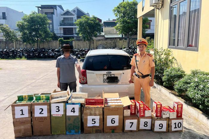 Số thuốc lá và rượu không có giấy tờ được chở trên ô tô. Ảnh: Công an tỉnh Quảng Ninh