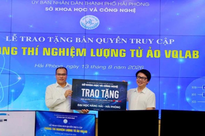Đại diện Sở Khoa học và Công nghệ và các trường đại học tại nghi thức trao tặng bản quyền VQLab