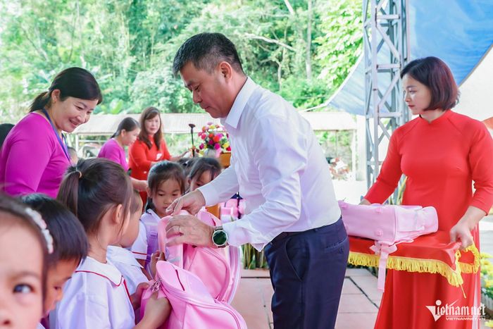 Tổng Biên tập Báo VietNamNet Nguyễn Văn Bá tặng quà cho các em học sinh tại điểm trường Bình Lăng, tỉnh Cao Bằng năm 2025. Ảnh: Lê Anh Dũng