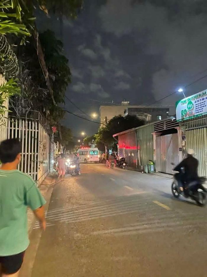 Công an phong tỏa hiện trường, điều tra vụ cô gái trẻ bị đâm tử vong. Ảnh: N.T