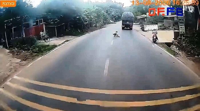 Cháu bé ngã ra đường. Ảnh cắt từ clip