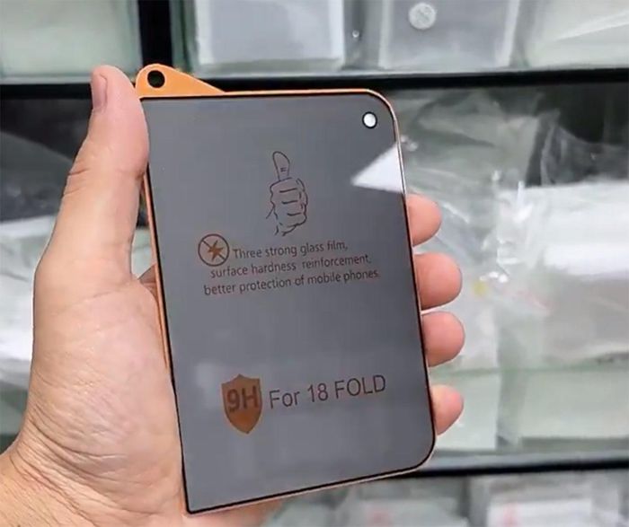 Miếng dán bảo vệ màn hình iPhone Ultra của bên thứ ba vừa bị rò rỉ cho thấy camera selfie trên màn hình ngoài có thể nằm ở góc trên bên phải của thiết bị. Ảnh: Ice Universe