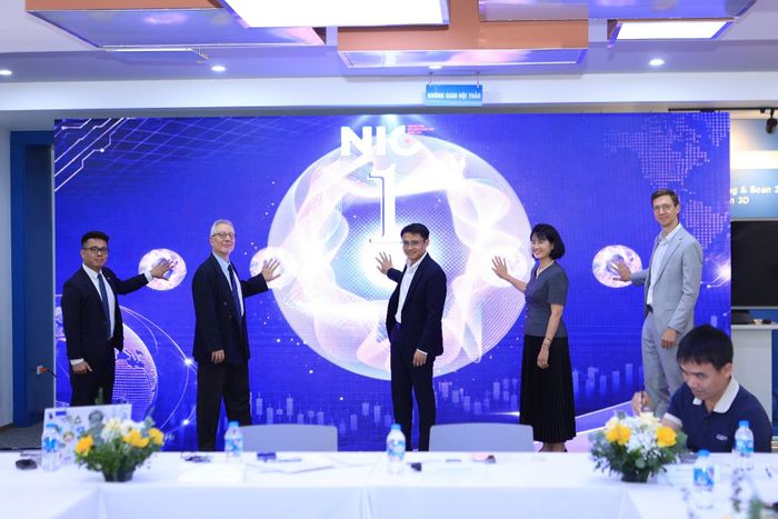 Các đại biểu nhấn nút phát động Hội nghị lượng tử Vietnam - Asia Quantum Summit 2026. Ảnh: Thủy Tiên