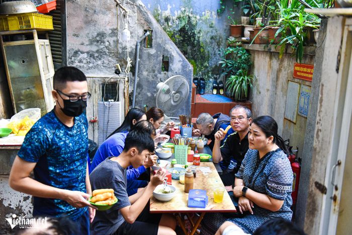 Phở Oanh đông đúc thực khách