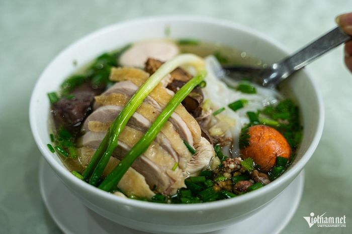 Phở gà Huyền Hương có mức giá cao nhưng vẫn nổi tiếng đông khách