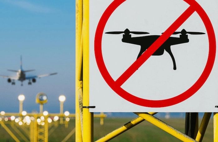 Đối với hành vi điều khiển UAV xâm nhập khu vực cấm bay hoặc khu vực hạn chế bay của cảng hàng không, sân bay, người vi phạm có thể phải chịu đồng thời trách nhiệm hành chính, dân sự hoặc hình sự tùy theo tính chất, mức độ và hậu quả gây ra. Ảnh: CACC