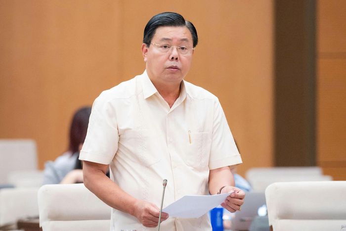 Bộ trưởng Nội vụ Nguyễn Tiến Hải trình bày báo cáo giải trình. Ảnh: QH