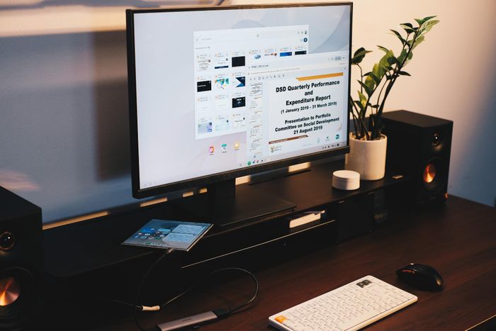 Kết nối Galaxy Z Fold8 vào màn hình, người dùng vô tình có một chiếc “PC siêu mini” với độ mỏng chỉ 4,1mm.