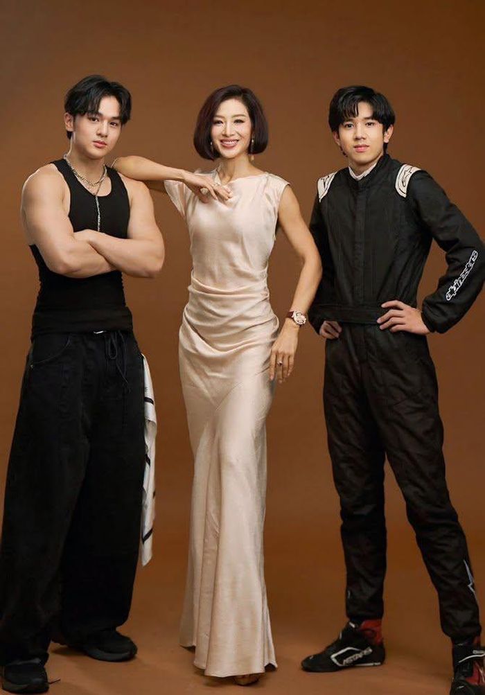  MC Thu Hương khoe 2 con trai. Chị viết: "Thế hệ của mẹ luôn nghĩ tới việc phải nhiều tiền mới là thành công và hạnh phúc. Nhưng mẹ lại muốn các con duy trì lối sống khoa học, khoẻ mạnh, hạnh phúc thì tiền bạc hay sự nghiệp mới tìm đến''.