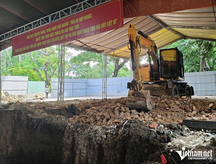Theo ghi nhận của PV VietNamNet, hiện công tác di dời nhà bia tưởng niệm các Anh hùng liệt sĩ đã hoàn tất, lực lượng làm nhiệm vụ tiến hành mở rộng rãnh mộ thứ nhất (khu A)