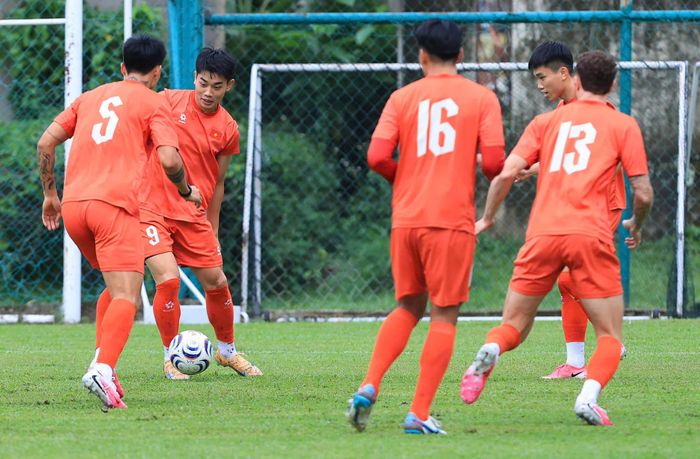 Tuyển Việt Nam sở hữu hàng công mạnh với những cái tên như Đình Bắc, Xuân Son, Hoàng Hên, Tài Lộc...