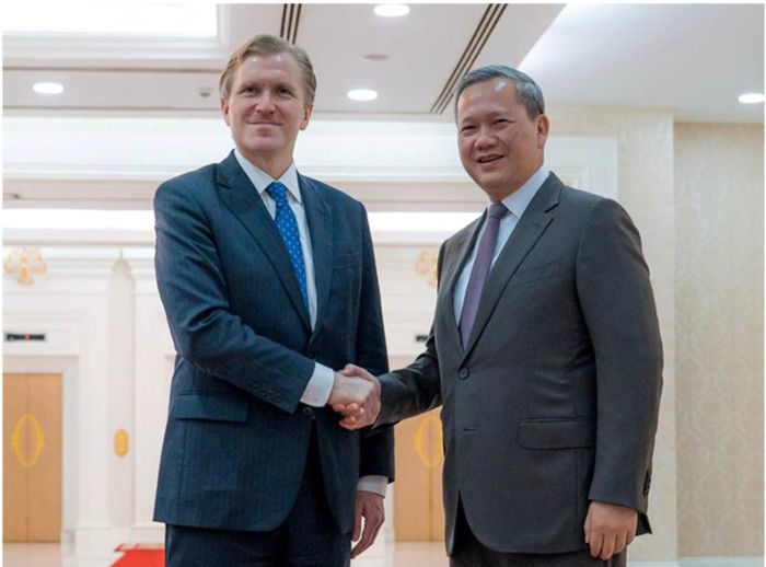 Thứ trưởng Bộ Chiến tranh Mỹ Elbridge Colby (trái) và Thủ tướng Campuchia Hun Manet. Ảnh: Khmer Times