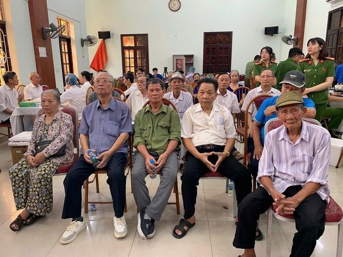 Thân nhân các liệt sĩ mang theo niềm hy vọng đến làm thủ tục thu nhận mẫu ADN